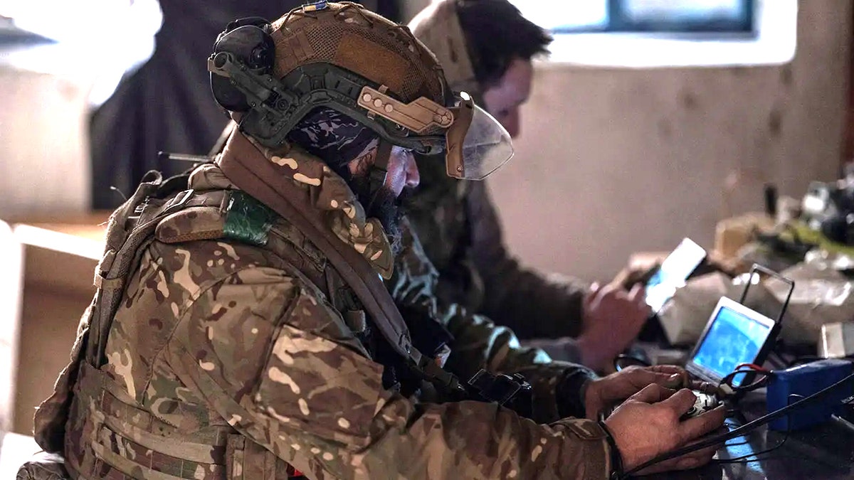 Las Fuerzas Armadas de Ucrania controlan un dron FPV