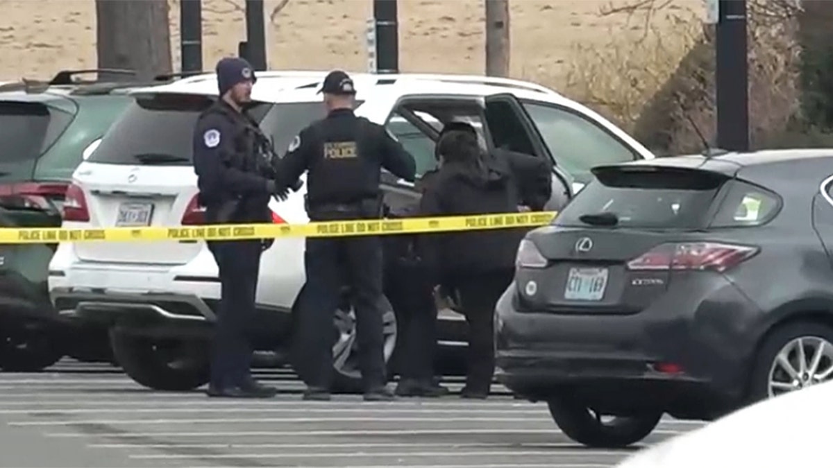 Policja sprawdza pojazd w pobliżu budynku Kapitolu