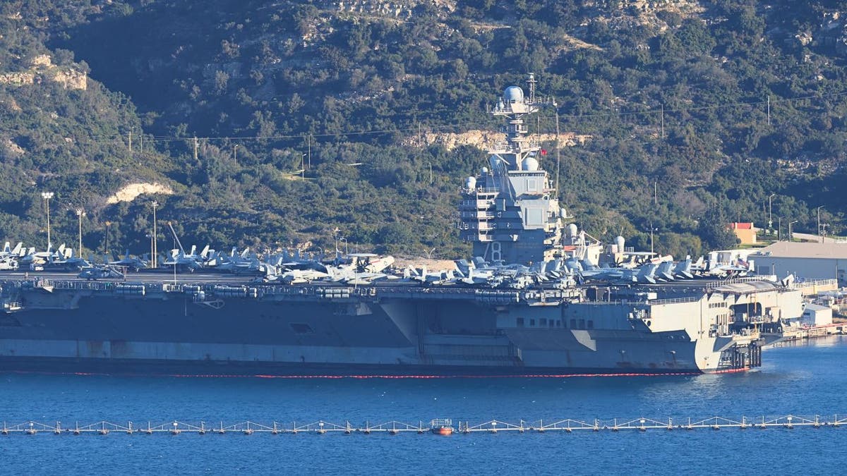 Lotniskowiec USS Gerald R. Ford zacumował w zatoce Souda na Krecie.