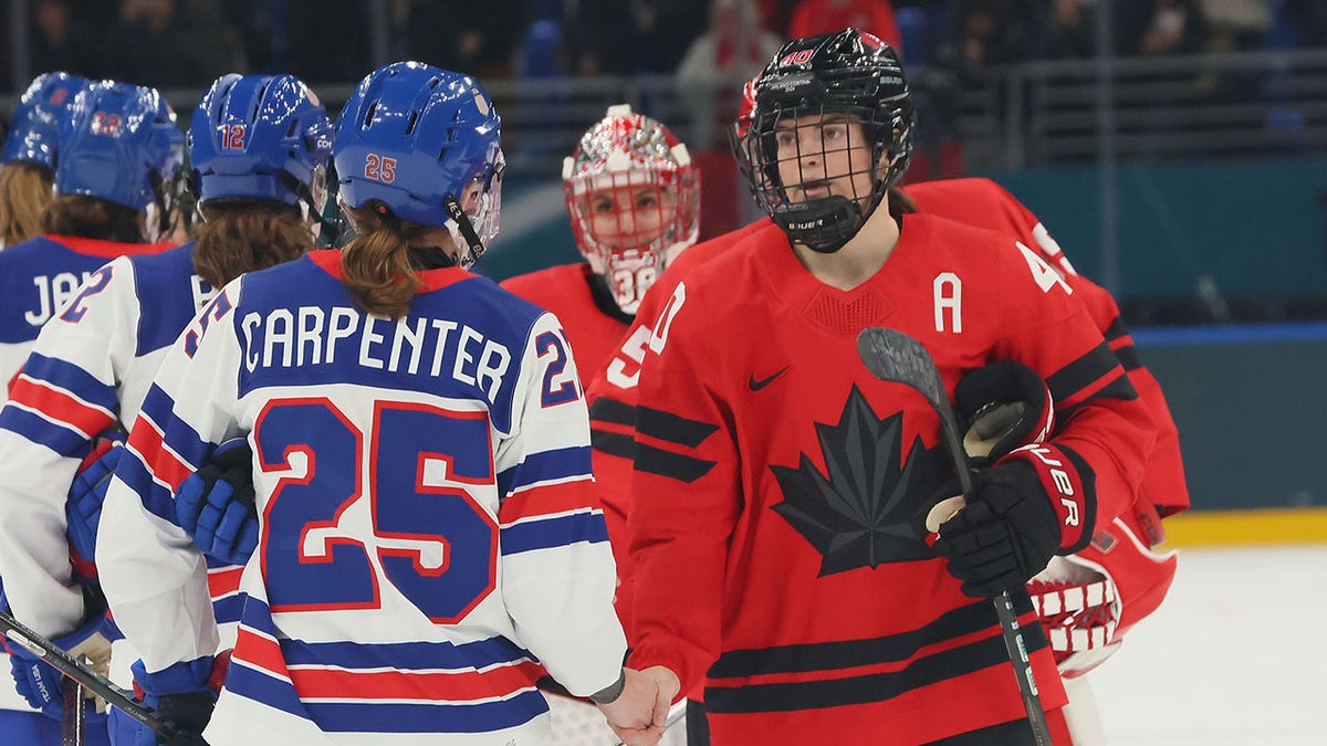 Equipo de EE.UU. y Canadá dándose la mano