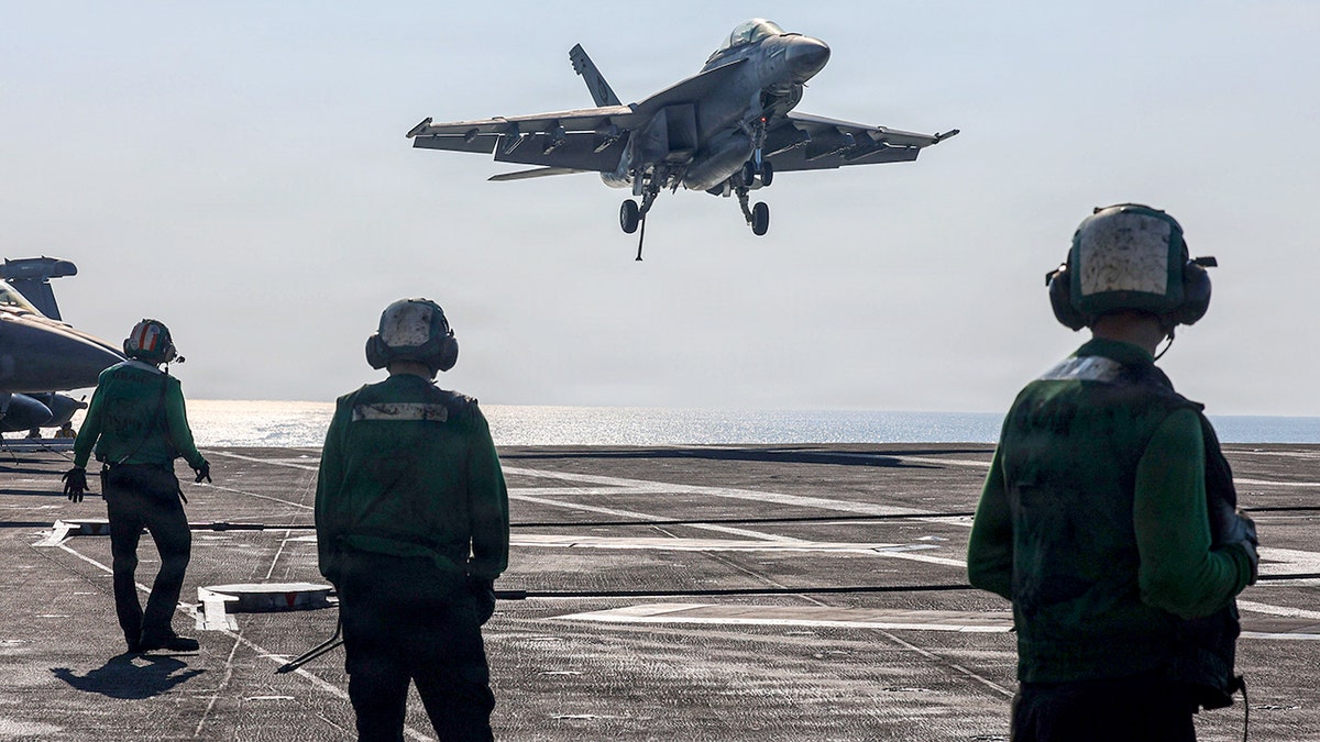 Un avión de combate estadounidense aterriza en el USS Abraham Lincoln