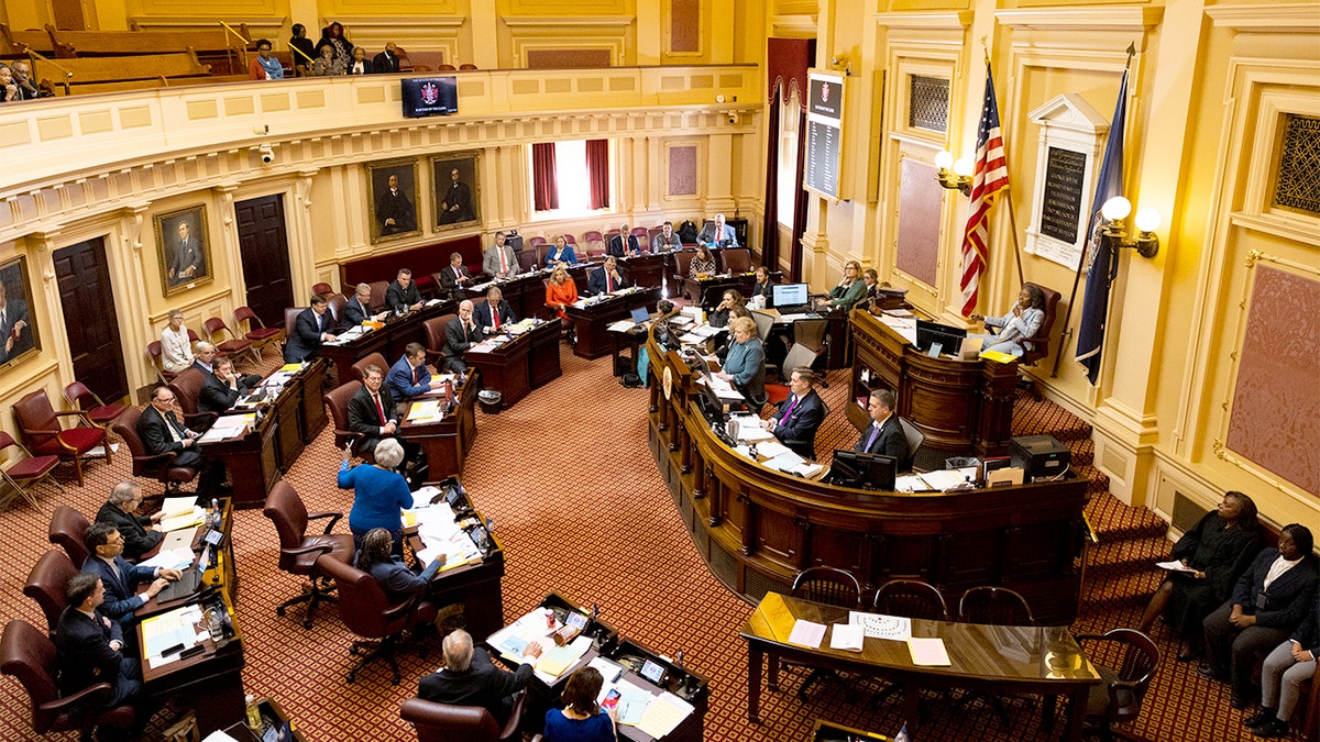 Os senadores do estado da Virgínia reúnem-se em câmaras no Capitólio quando a Assembleia Geral inicia a sua sessão.