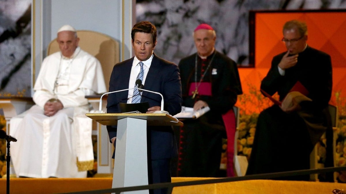   L'attore Mark Wahlberg (C) nei panni di Papa Francesco (L) ha parlato durante il Festival delle Famiglie il 26 settembre 2015 a Filadelfia, Pennsylvania.