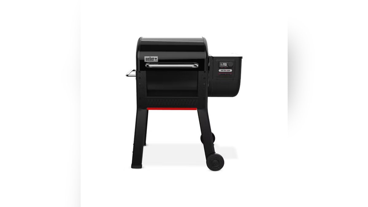 With 594 square inches of cooking space, the grill gives you enough room to cook a meal for the whole family.