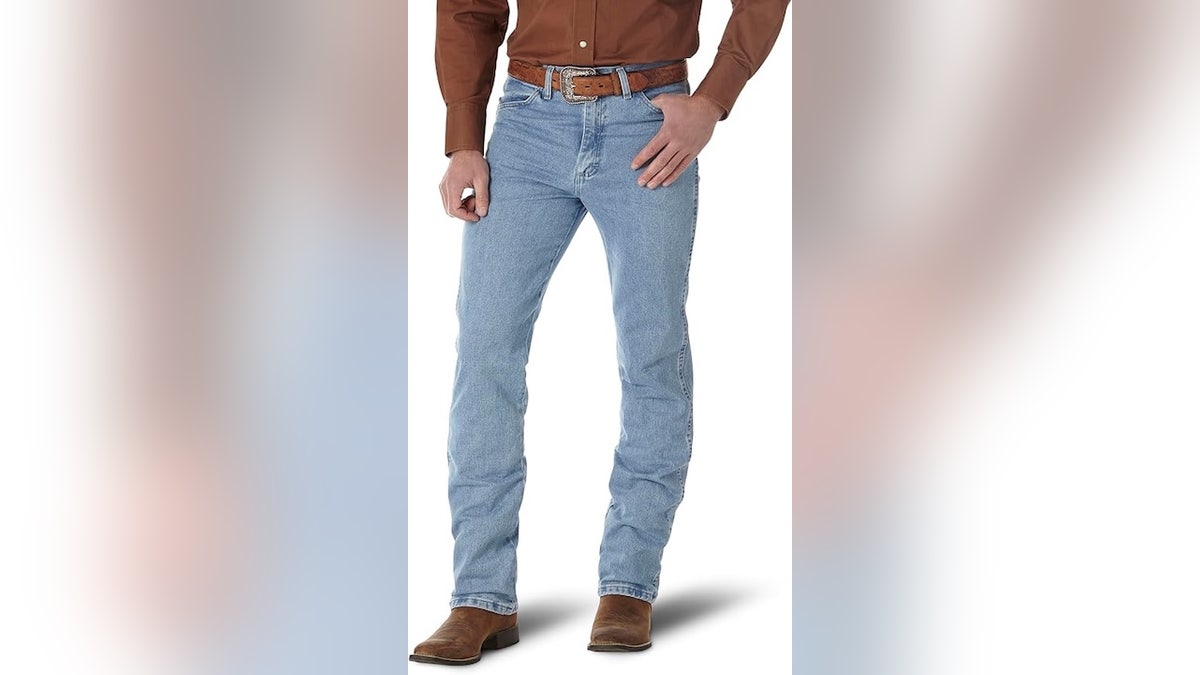 Go-to Wrangler jeans with a slim fit.