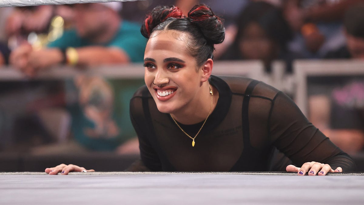 Ava olha ao lado do ringue