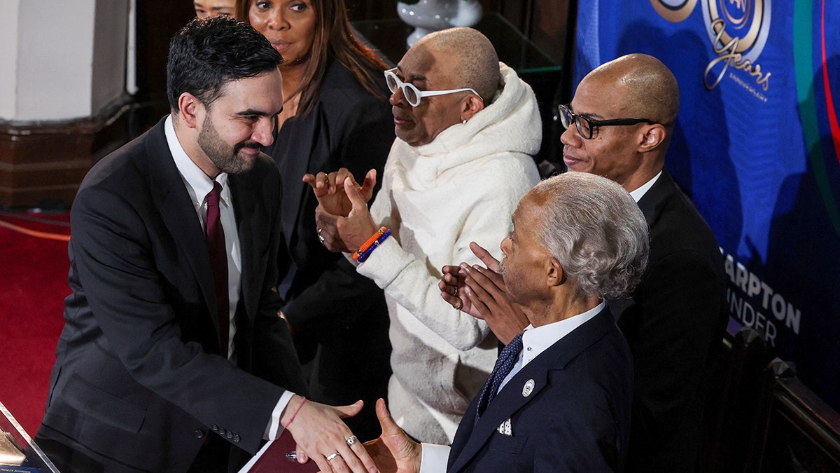 O prefeito de Nova York, Zohran Mamdani, cumprimenta Al Sharpton