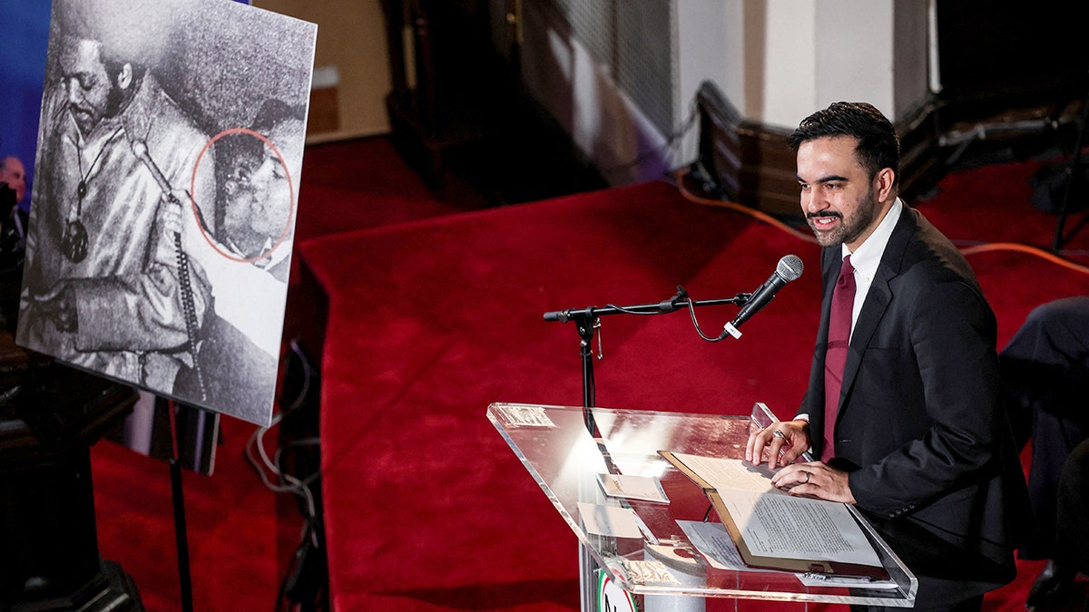 O prefeito de Nova York, Zohran Mamdani, fala durante homenagem a Jesse Jackson