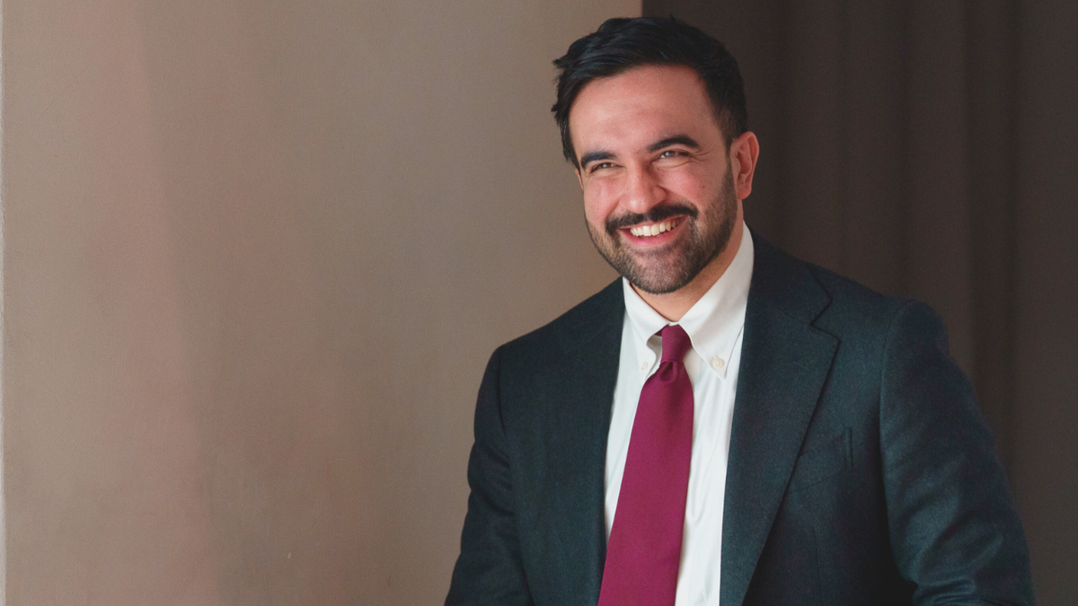 O prefeito de Nova York, Zohran Mamdani, caminha para uma entrevista coletiva no Whitney Museum of American Art, em Nova York.