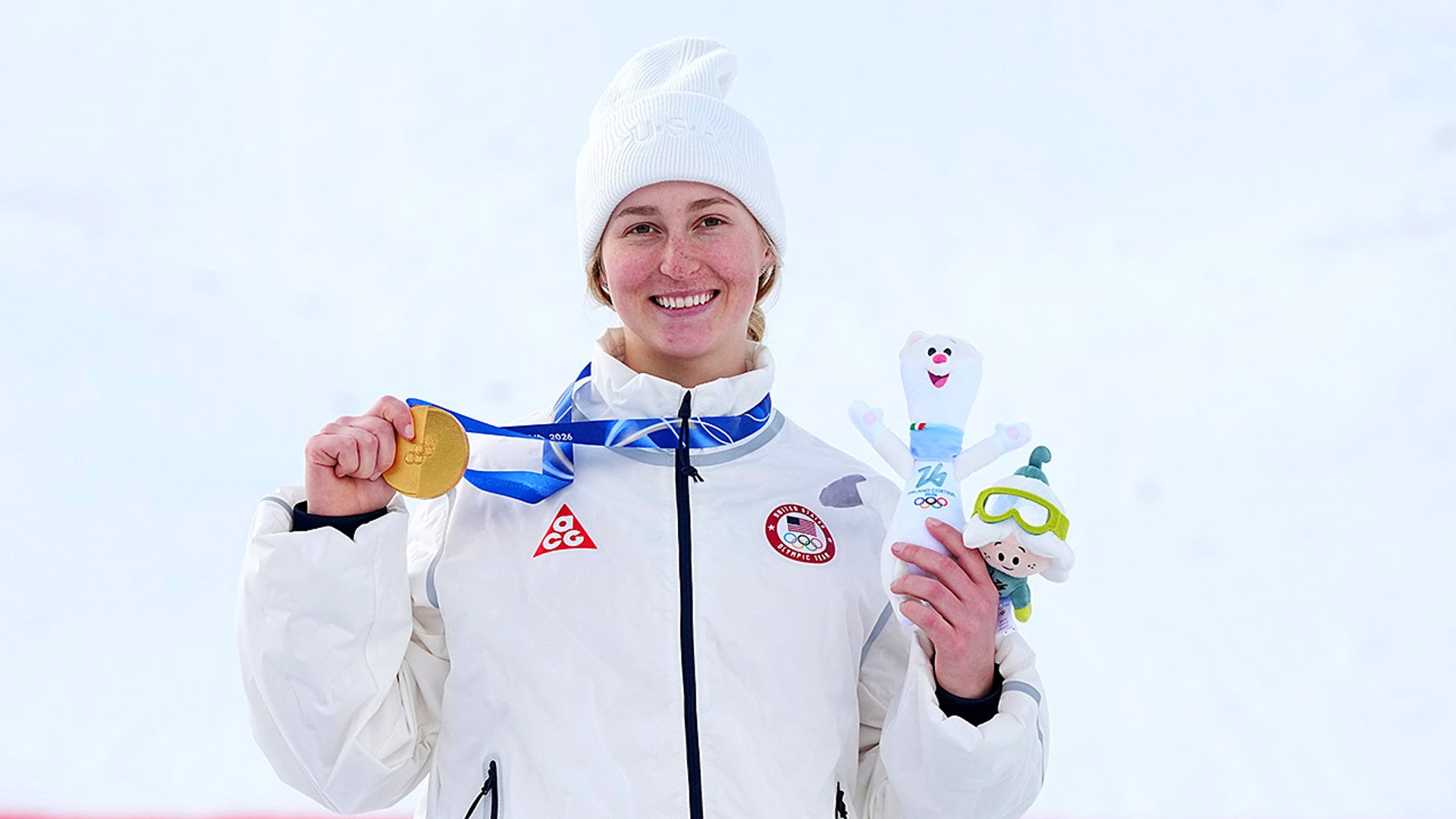 Elizabeth Lemley holds medal