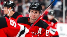 I fan dei Devils danno il benvenuto a Jack Hughes nel New Jersey con festeggiamenti pre-partita