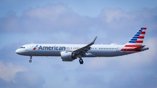 Se inicia una investigación tras el informe de un vuelo de American Airlines sobre una misteriosa luz azul mientras intentabas aterrizar.