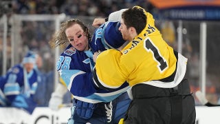 Los porteros de los Lightning y los Bruins se pelean durante el partido de la Stadium Series.
