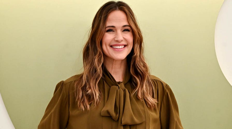 Jennifer Garner sees Ben Affleck ‘as a family member,’ expert says