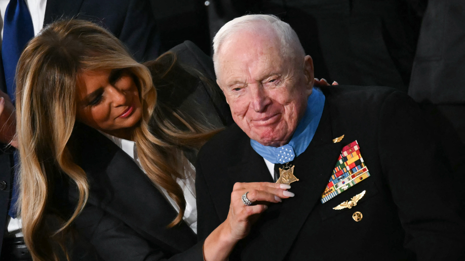 La First Lady statunitense Melania Trump consegna la medaglia d'onore al veterano statunitense Capitano E. Royce Williams durante il discorso sullo stato dell'Unione.