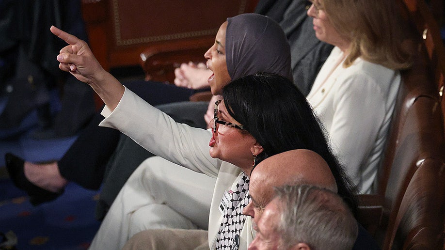 Il rappresentante Rashida Tlaib (D-MI) e il rappresentante Ilhan Omar (D-MI) gridano
