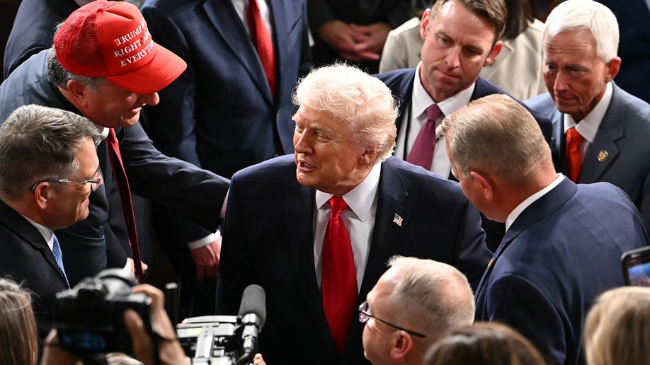 Il presidente degli Stati Uniti Donald Trump stringe la mano ai membri del Congresso mentre se ne va dopo il suo discorso sullo stato dell'Unione