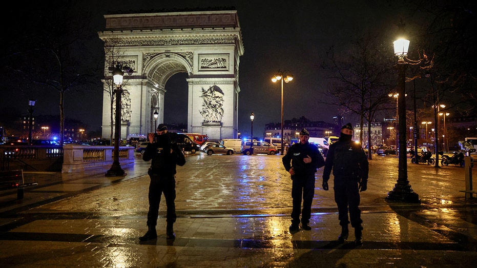 Terror convict, recently released, shot dead by Paris police after alleged knife attack near Arc de Triomphe