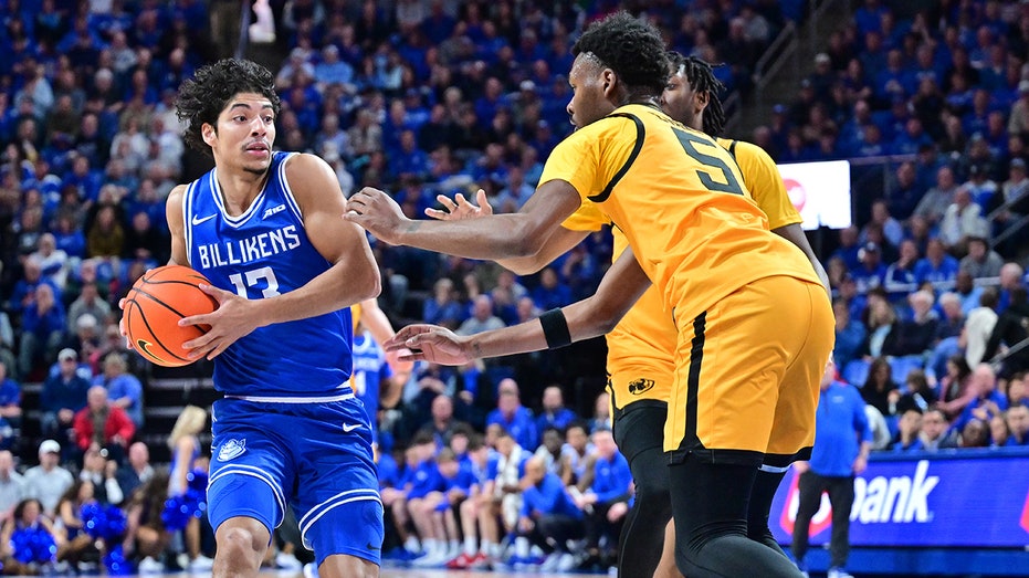 Shove in final seconds sparks bench-clearing brawl in Saint Louis-VCU college basketball clash