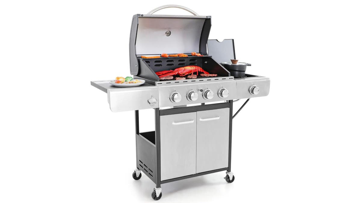 This grill gives you more than 500 square inches of cooking space. 