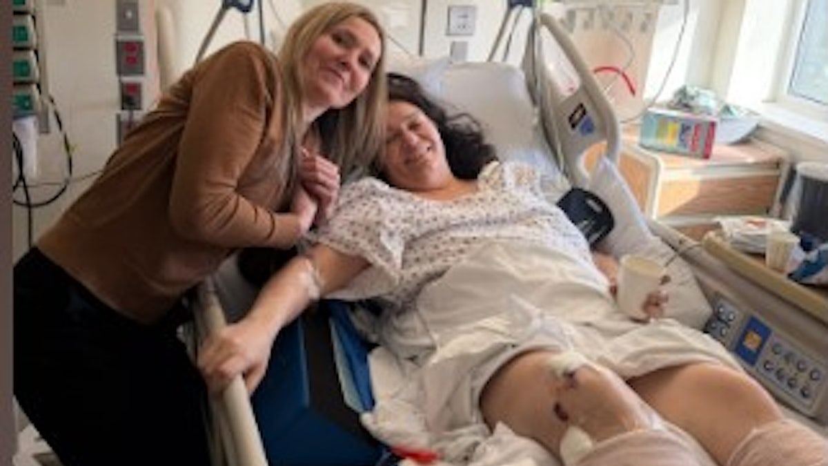 Una mujer y Solange Tremblay sonríen desde una cama de hospital tras la operación