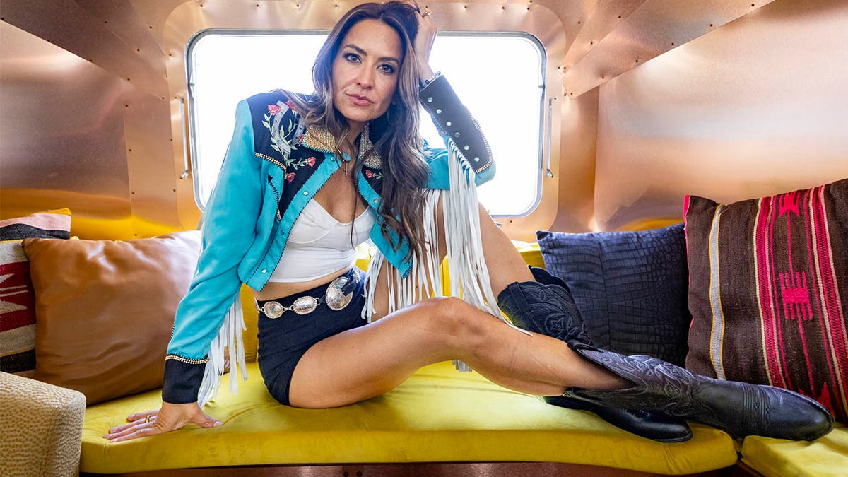 annie anderssen 激レア　グランドビート Country star Annie Bosko addresses backlash over 'Goodbye