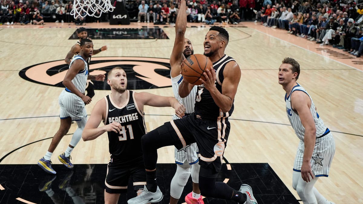 Atlanta Hawks subordinate    CJ McCollum drives to the basket