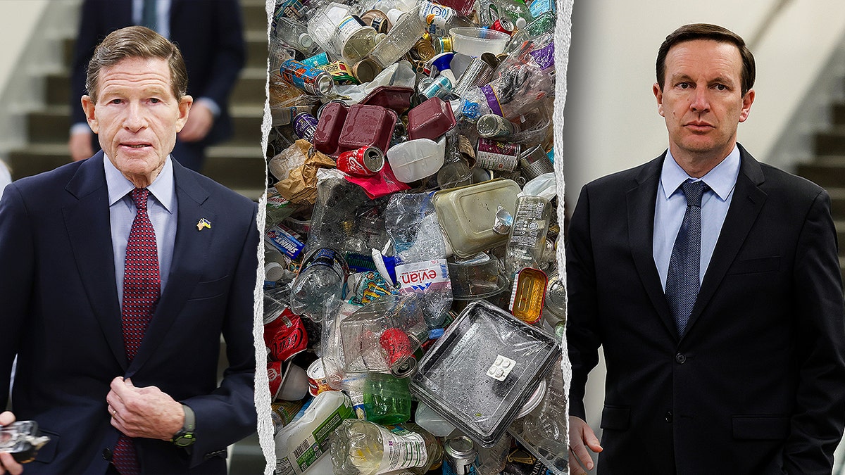 Los senadores estadounidenses por Connecticut, Richard Blumenthal y Chris , en la foto junto a un montón de basura reciclable