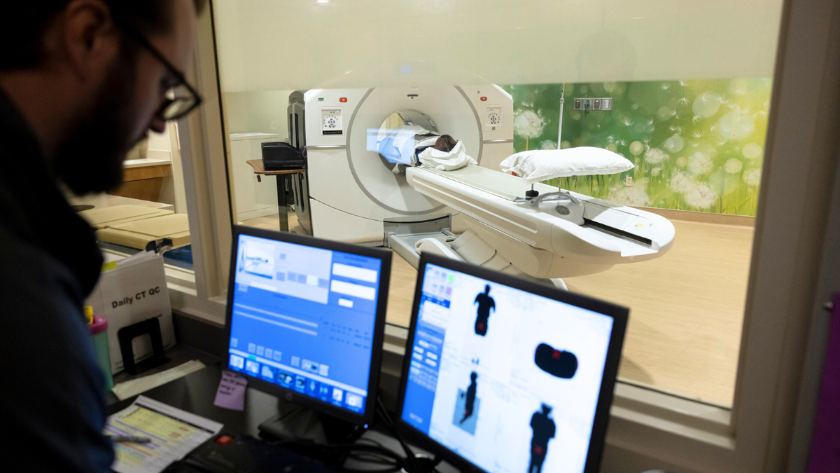 Um pesquisador realiza uma varredura em um paciente no Hospital UCHHealth da Universidade do Colorado em Aurora, CO, em 5 de dezembro de 2024.