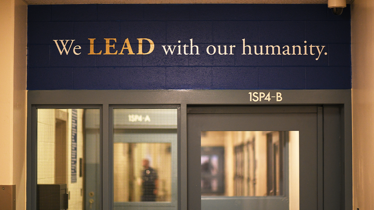 Una vista esterna del centro di detenzione Van Cise-Simonet a Denver, in Colorado