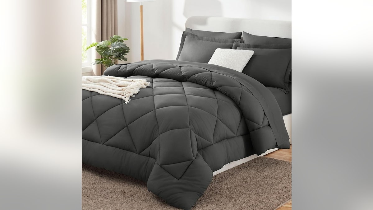 Spruce up your bedroom with this coordinated bed set. 