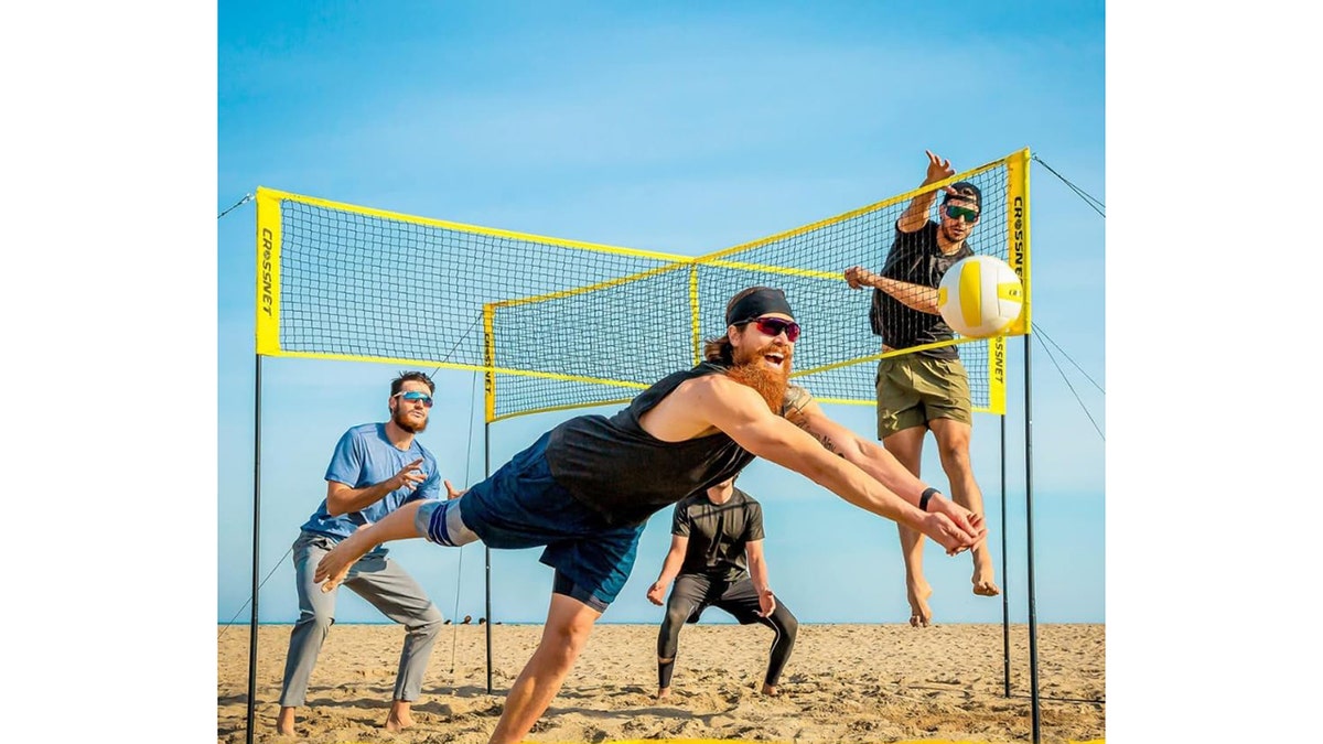 Play four consecutive games at once with this Crossnet.