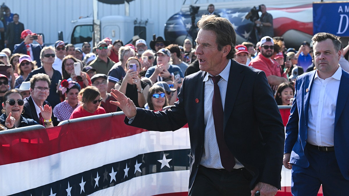 Dennis Quaid waving at Trump supporters