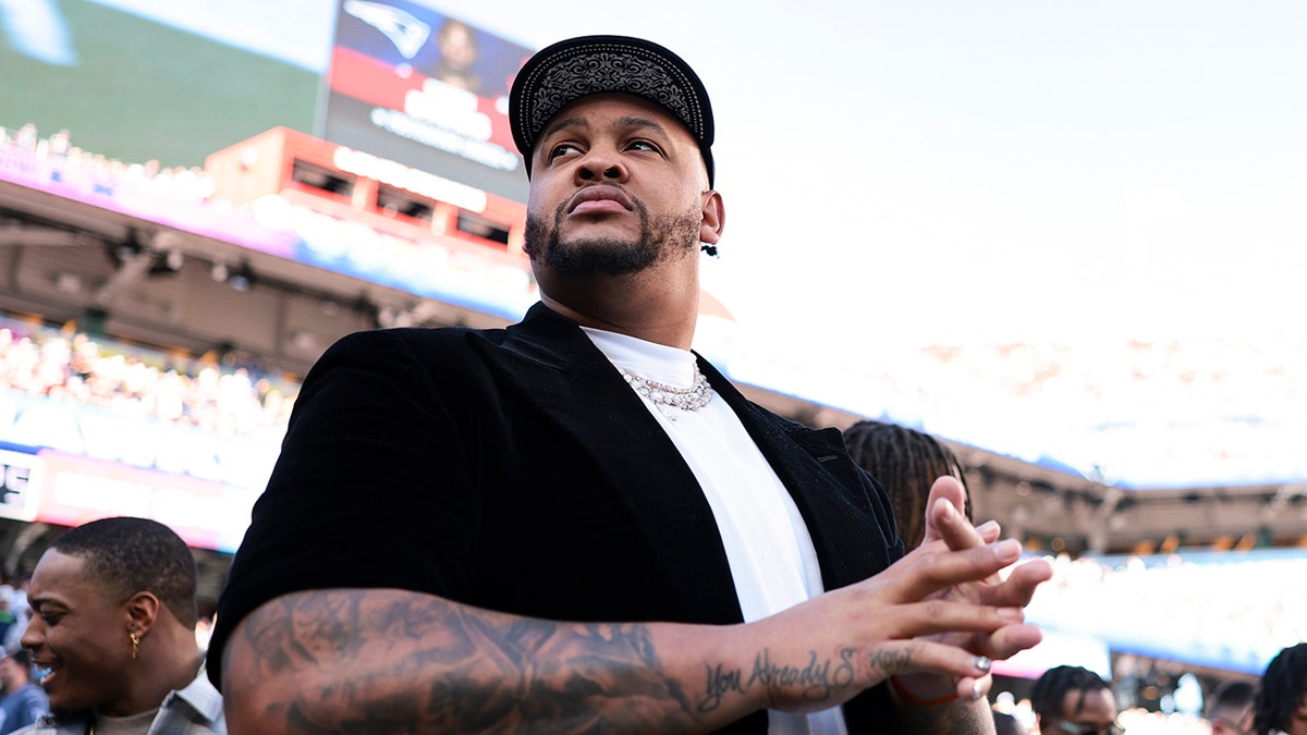 Dion Dawkins guarda sul campo