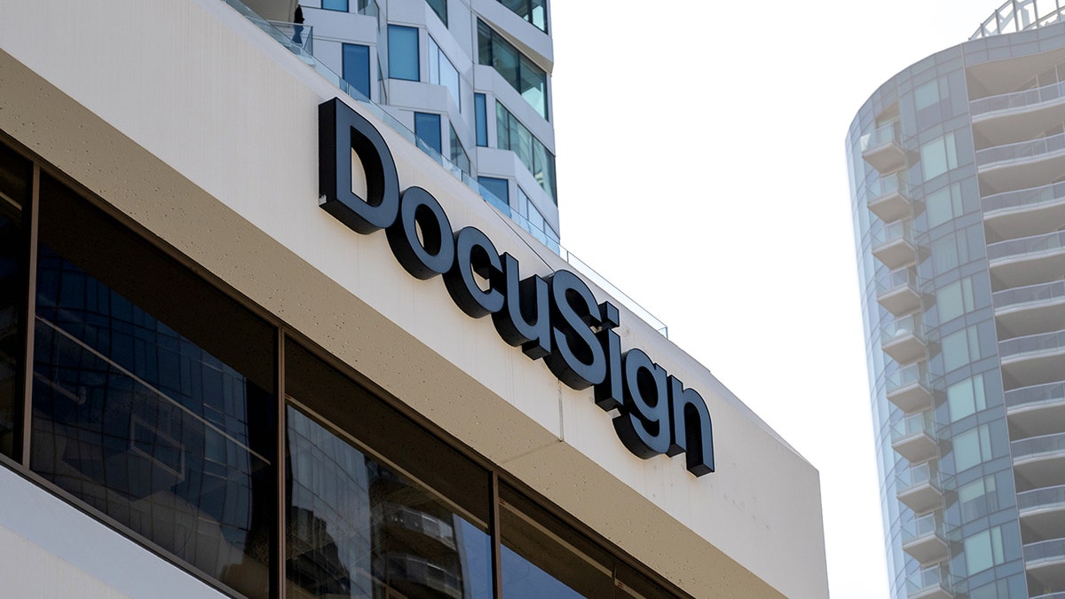 O exterior de um edifício é mostrado com uma placa que diz "DocuSign."