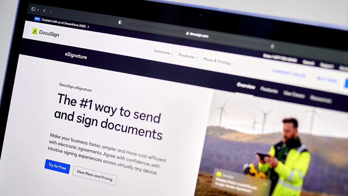 O site da DocuSign é mostrado na tela de um laptop.
