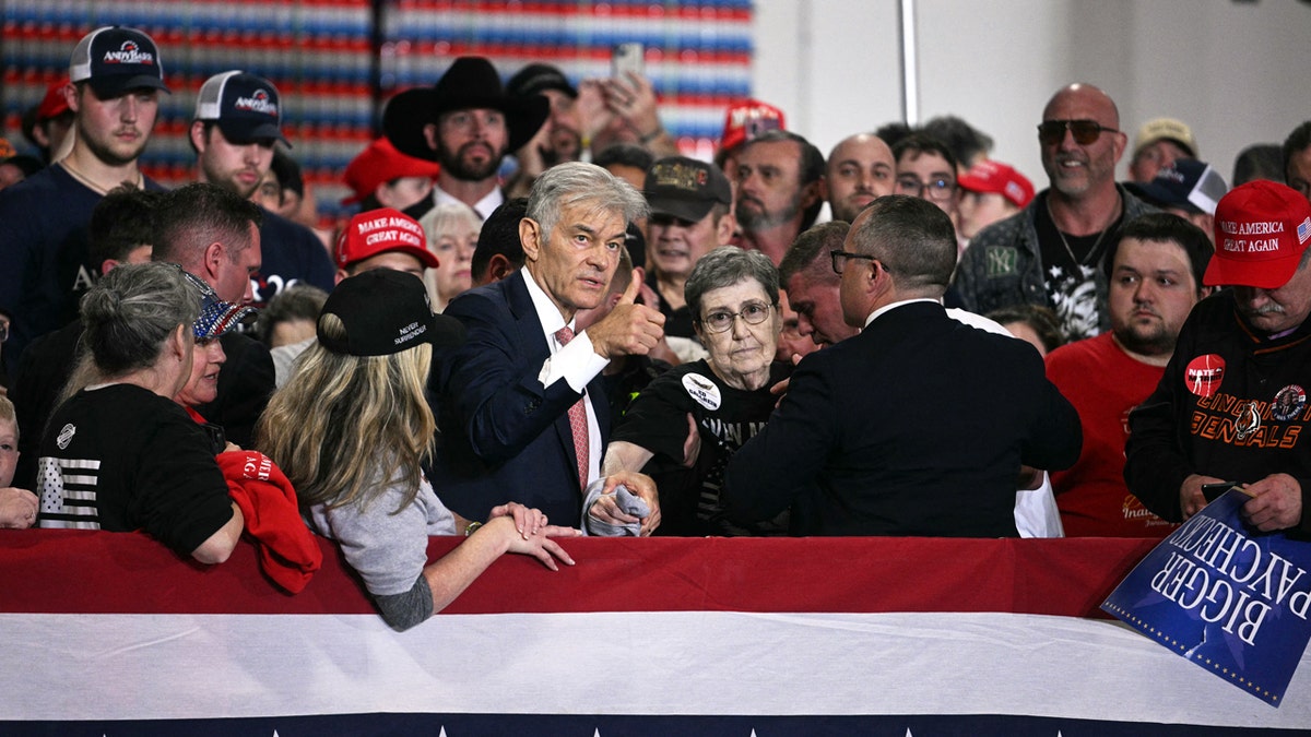 dr.-mehmet-oz-gives-a-thumbs-up.jpg?ve=1&tl=1