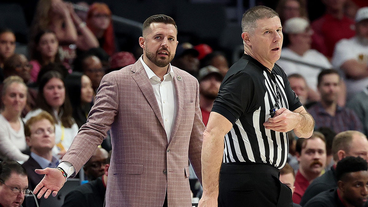 El entrenador en jefe de los Florida State Seminoles, Luke Locks, en la cancha