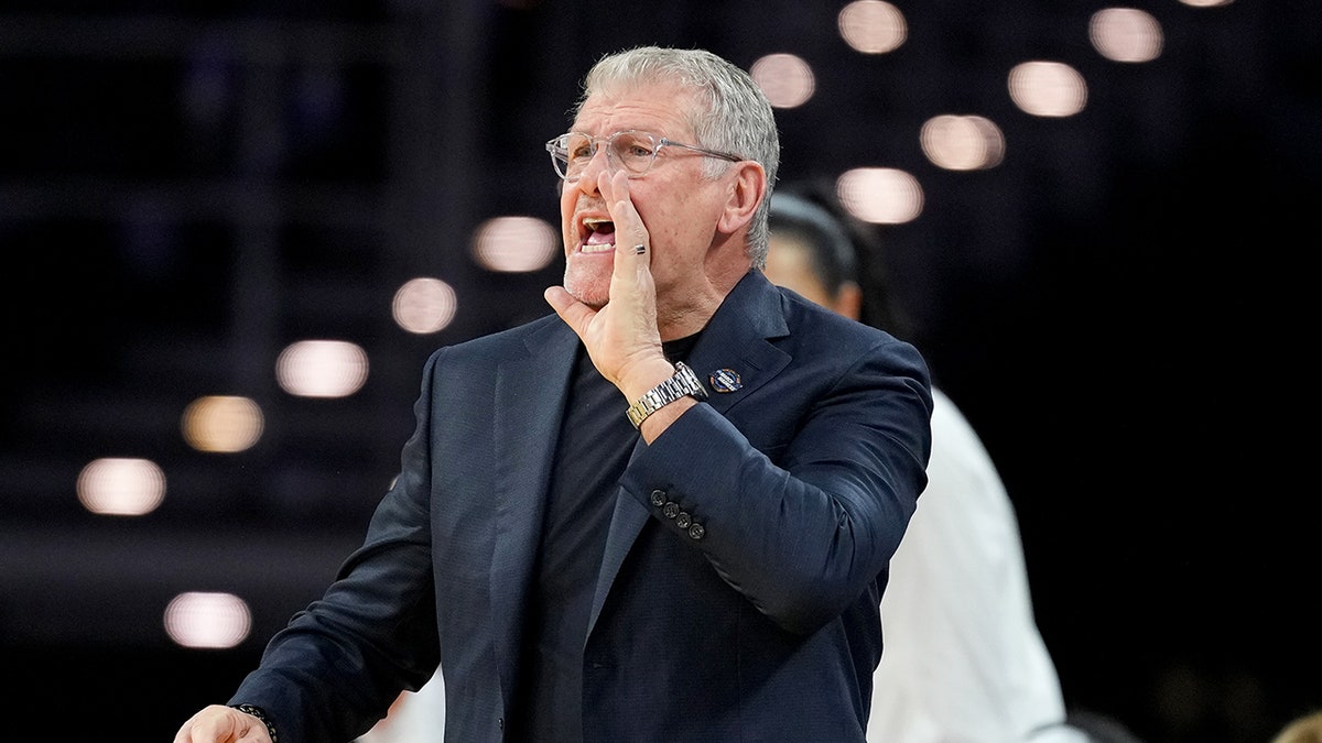 Geno Auriemma reacts