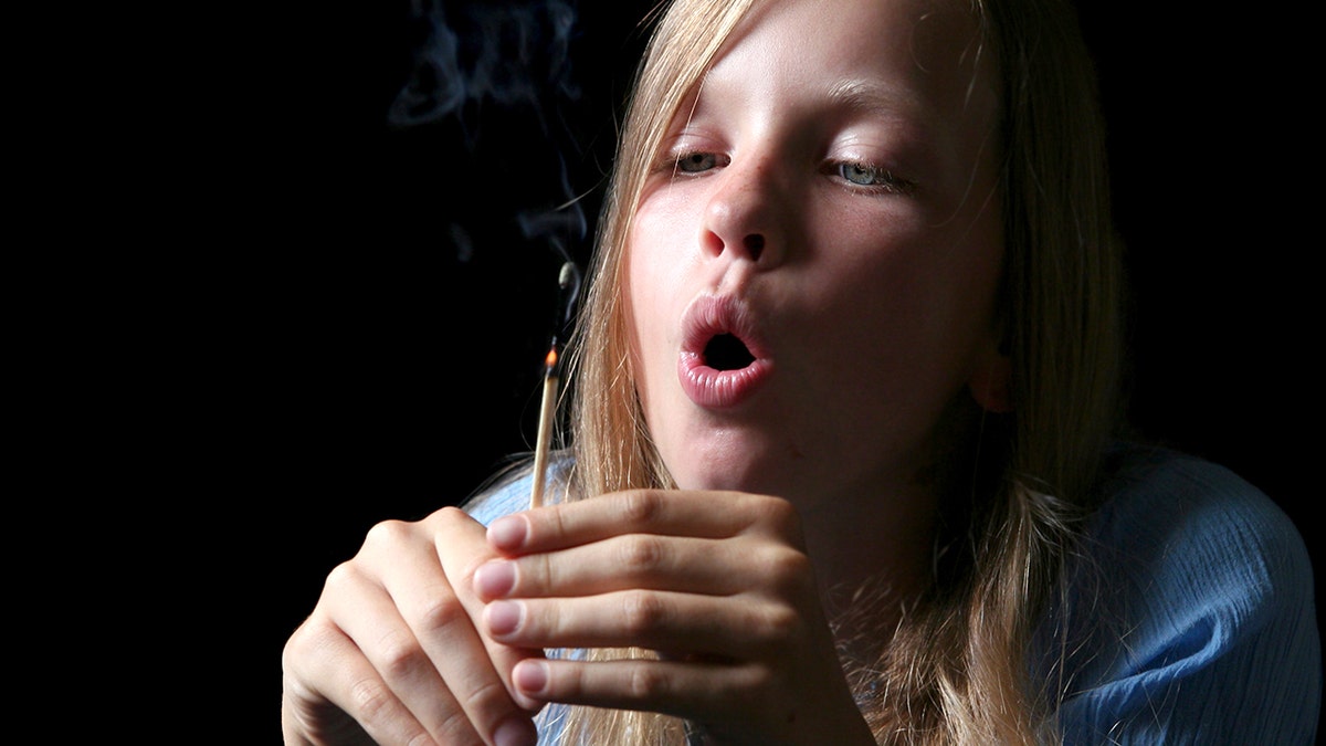 le ragazze spengono un fiammifero acceso