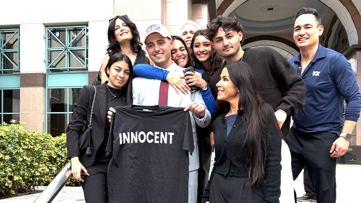 Cole Goldberg con amigos y familiares