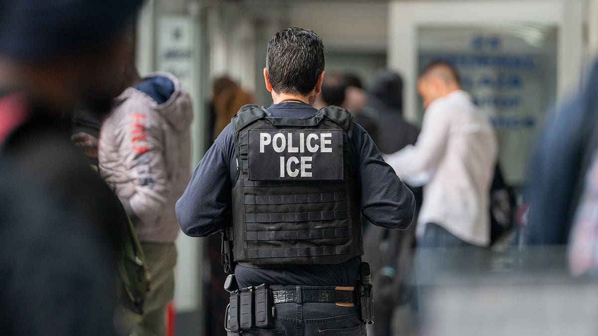 An ICE agent monitoring hundreds of asylum seekers inside the Jacob K. Javits Federal Building in New York City
