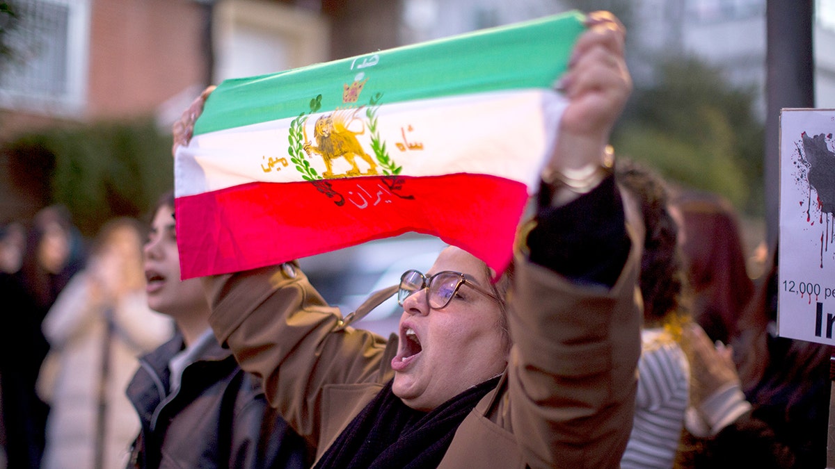 Donna che protesta contro il regime iraniano