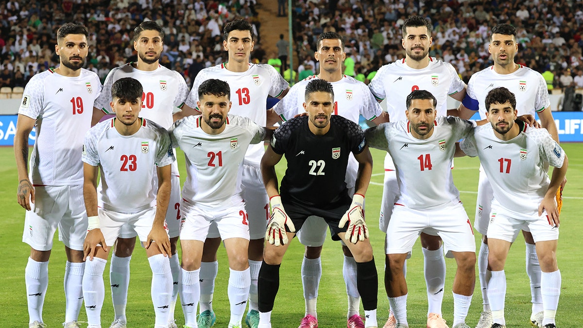 Equipo de fútbol de Irán con foto del equipo.