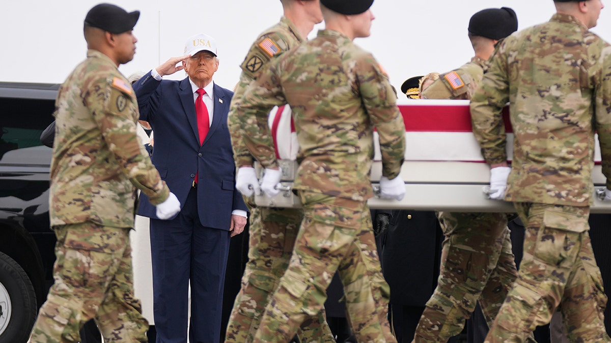 Donald Trump, l'un des principaux membres de l'armée, livre une boîte de transfert de drapeau à la base aérienne de Douvres.