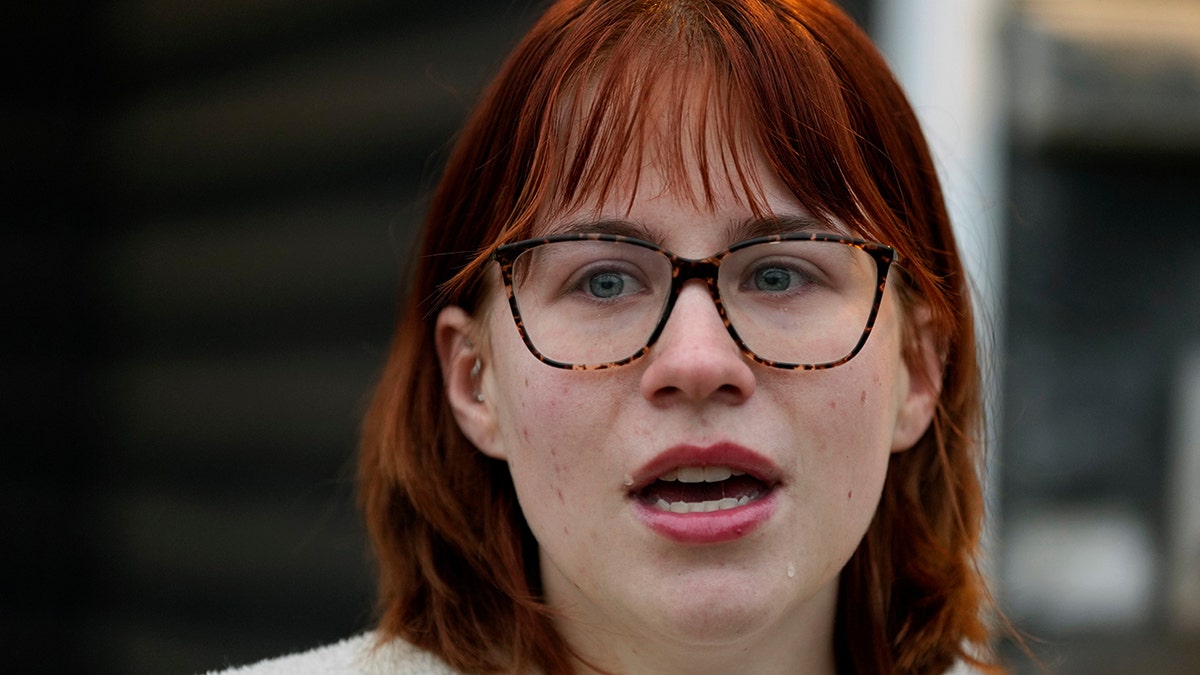 Keira Coady parla fuori dalla sua casa a West Des Moines, Iowa.