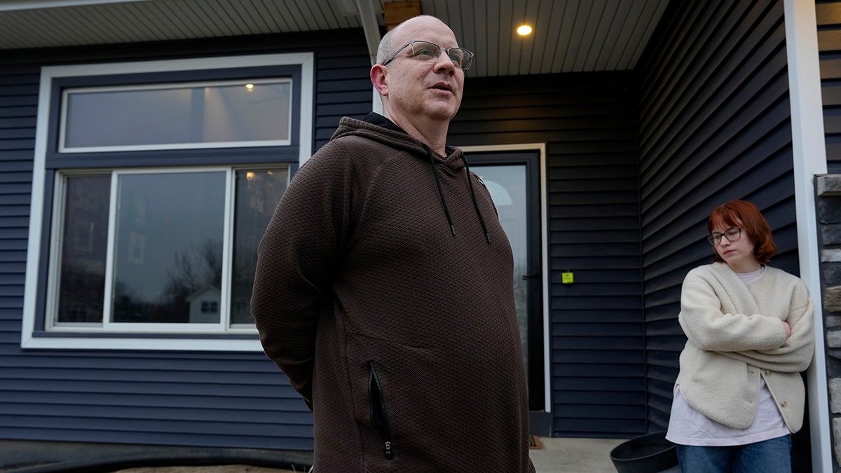 Andrew Coady e Keira Coady parlano fuori dalla loro casa a West Des Moines, Iowa.