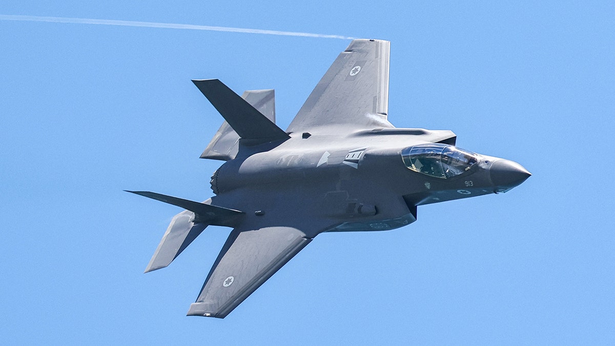 Um caça F-35 Lightning II da Força Aérea Israelense sobrevoa Tel Aviv durante o show aéreo.