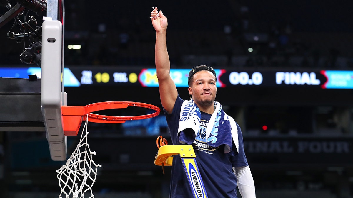 Jalen Brunson cuts down   net