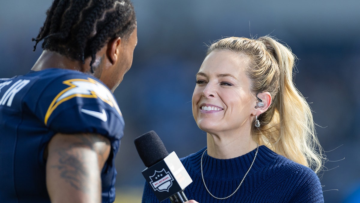 Jamie Erdahl entrevista a un jugador de Los Angeles Chargers